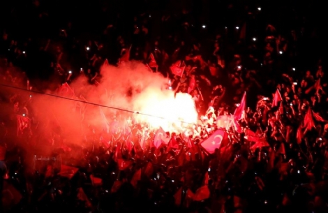Halk demokrasiye sahip çıkıyor!