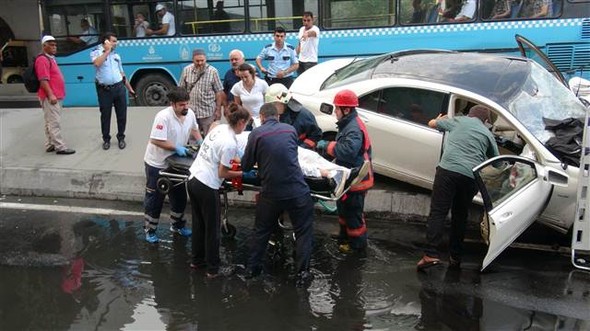 Rus sürücünün otomobili refüje girdi, 1 kişi öldü