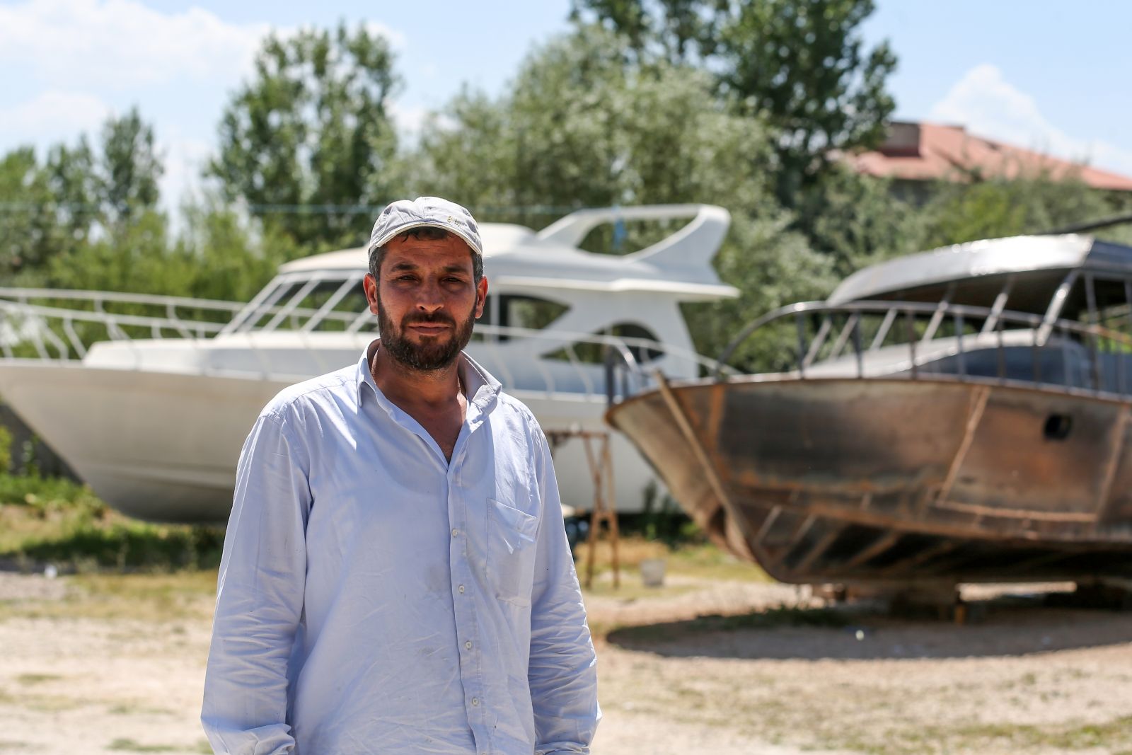 Tersaneye çevirdikleri bahçede tekne yapıyorlar