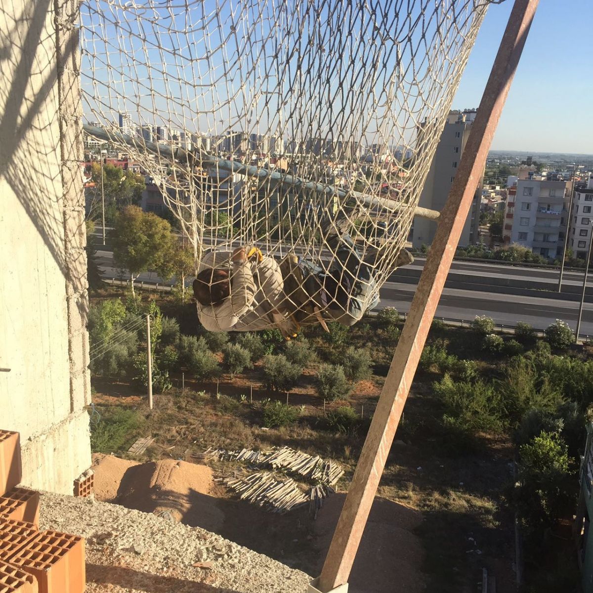 9. kattan düştü, böyle kurtuldu