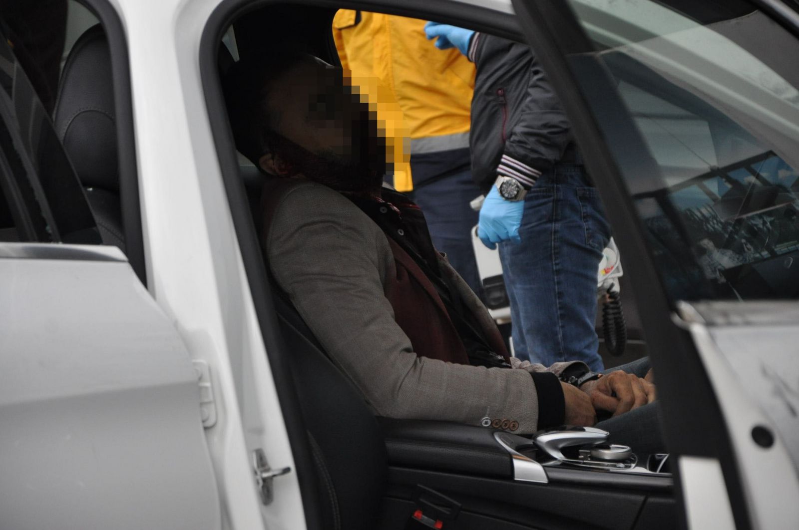 Lüks arabanın içinde intihar etti!