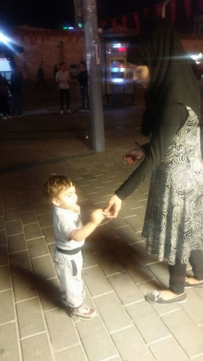 Kaybolmasın diye çocuğunu ipe bağlayıp Taksim'de gezdirdi