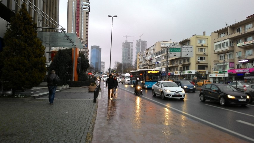 Beklenen kar başladı! Okullar tatil mi?