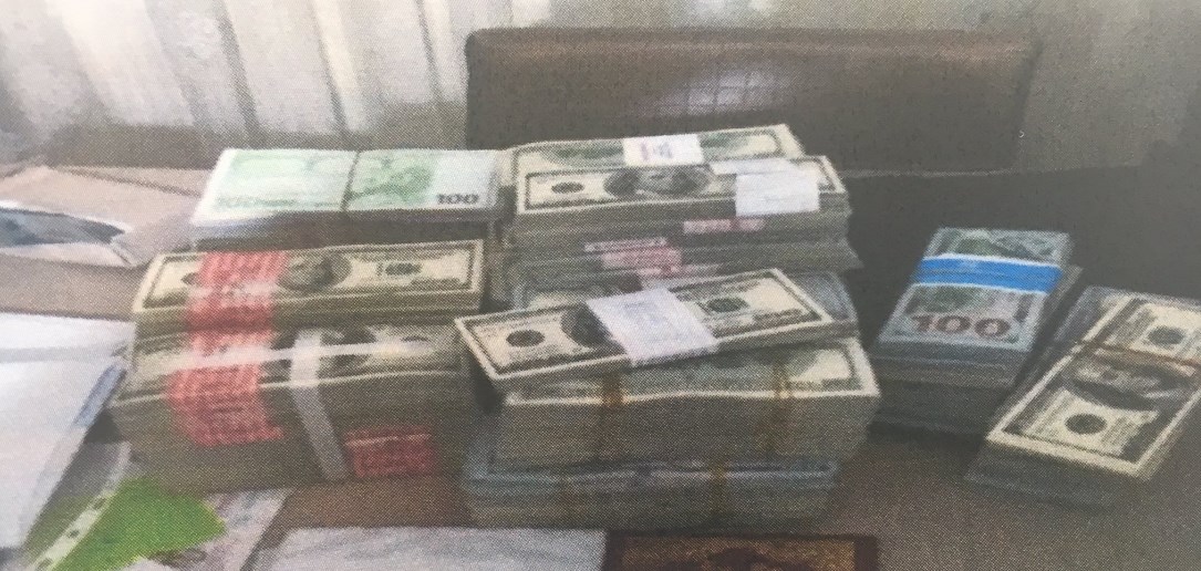 FETÖ'cü memurun evinde bavul dolusu para çıktı!