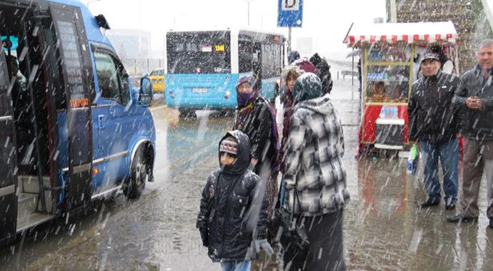 Beklenen kar başladı! Okullar tatil mi?