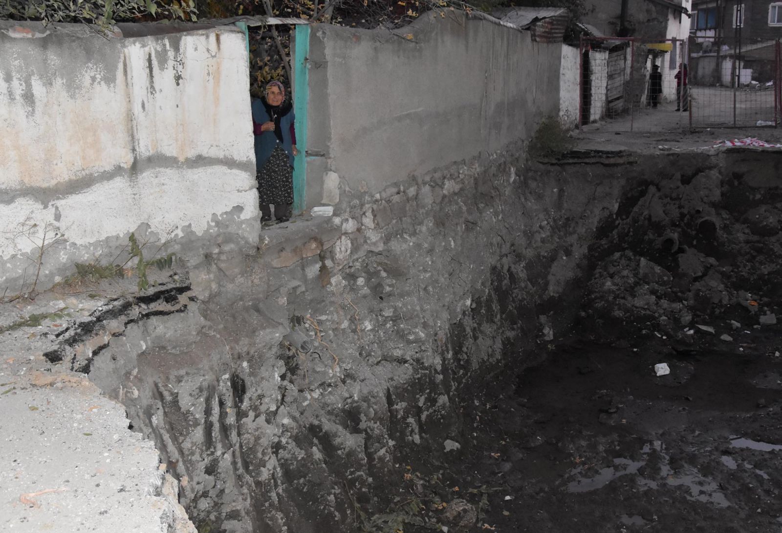 Evinin kapısı 5 metrelik çukura açılıyor!