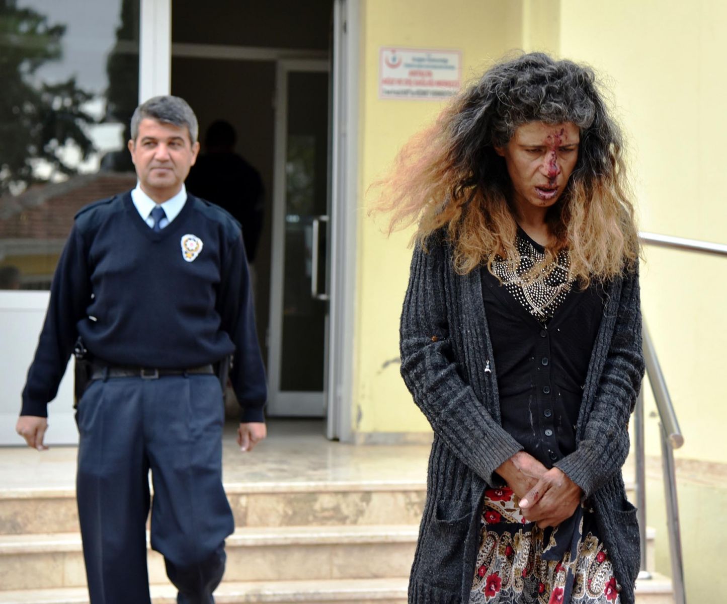 Kadını dövüp burnunu kırdılar