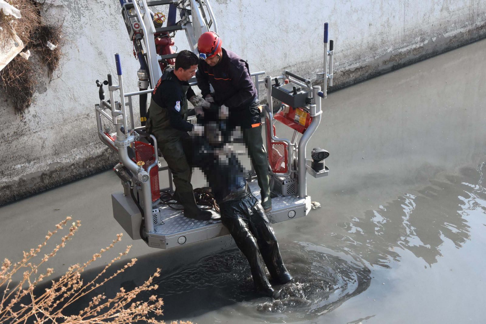 Dereden çıkarılan cesedi görmek için sıraya girdiler!