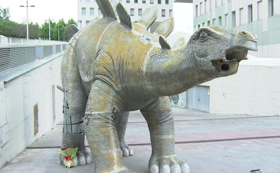 Düşürdüğü telefonunun peşinden dinozor heykeline girdi, bir daha çıkamadı
