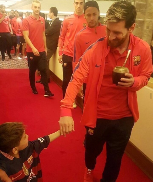Messi poşetten formasını yapan Afgan Murtaza ile buluştu