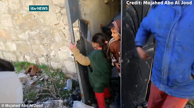 Şii milisler Halep'te çocuklara ateş ediyor