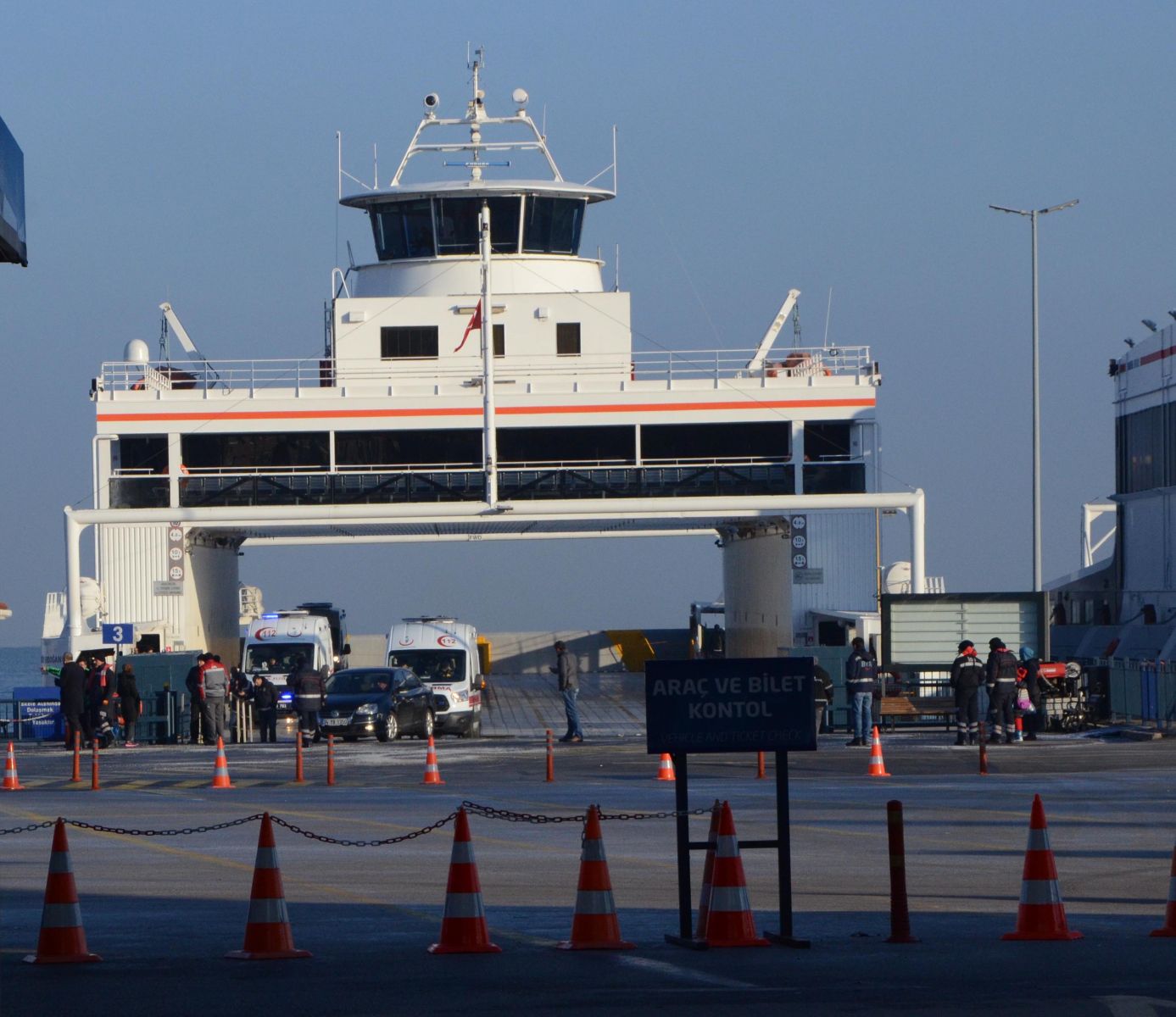 Arabalı vapur iskeleye çarptı, 8 yaralı var