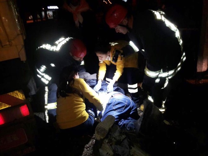 Kamyona çarpan otomobil ikiye bölündü: 1 ölü, 1 yaralı