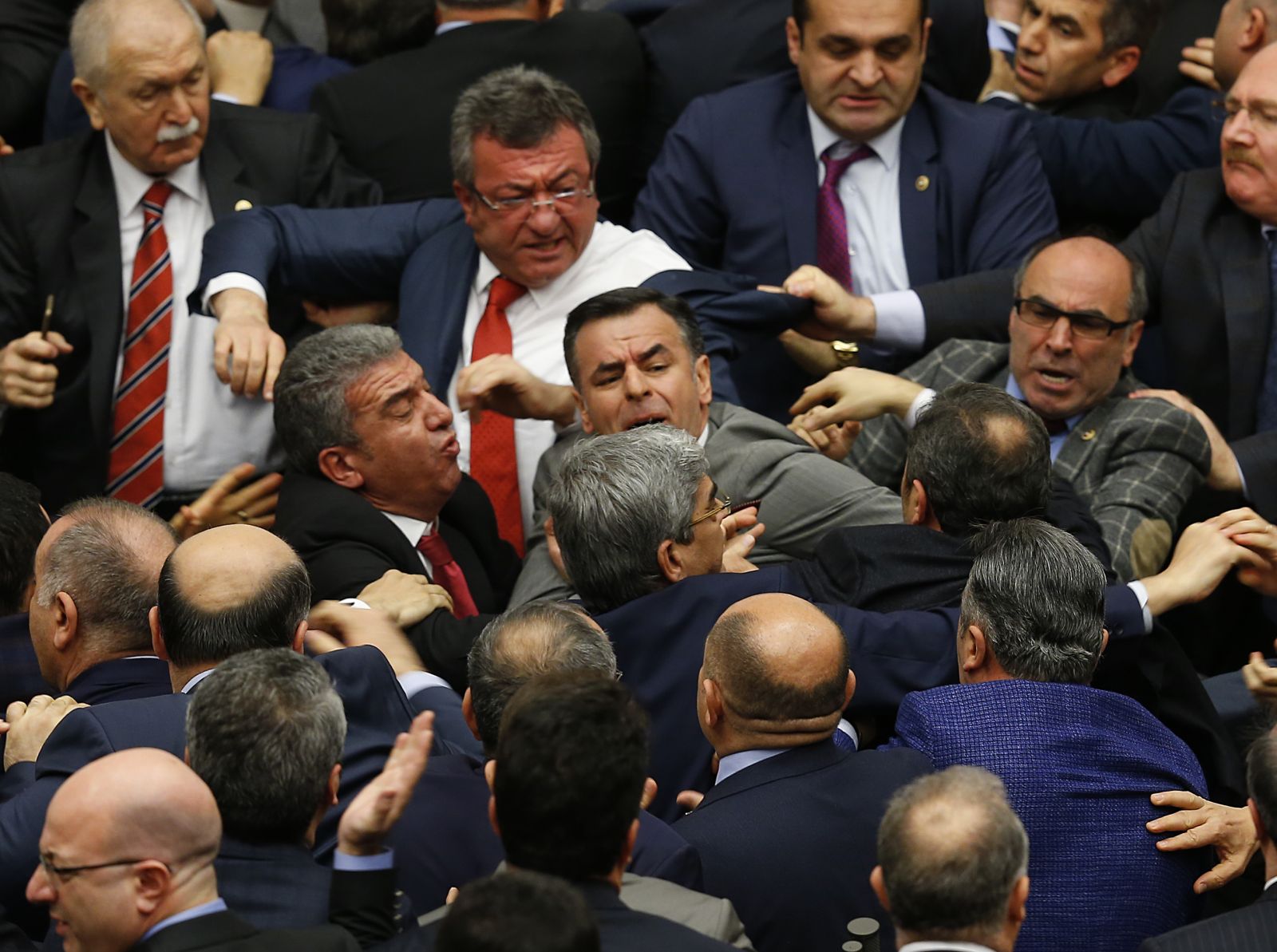 CHP'li vekiller AK Partili vekilleri darp etti
