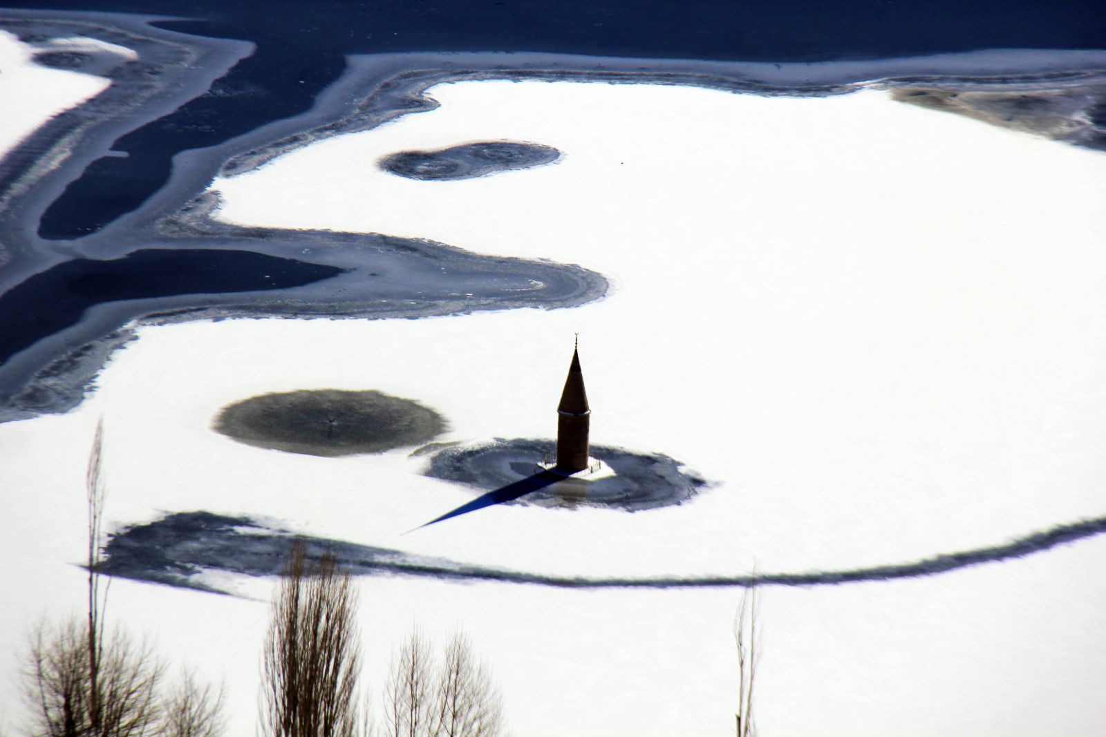 Sular çekilince cami minaresi ortaya çıktı