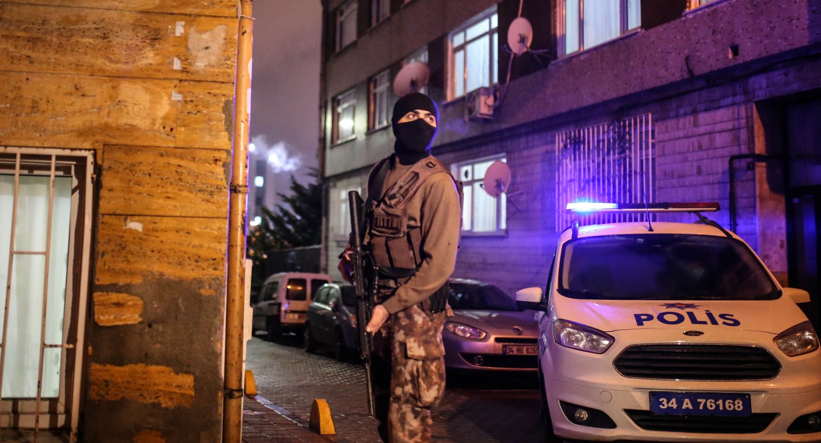 İstanbul Emniyet Müdürlüğü'ne lav silahıyla saldırı girişimi