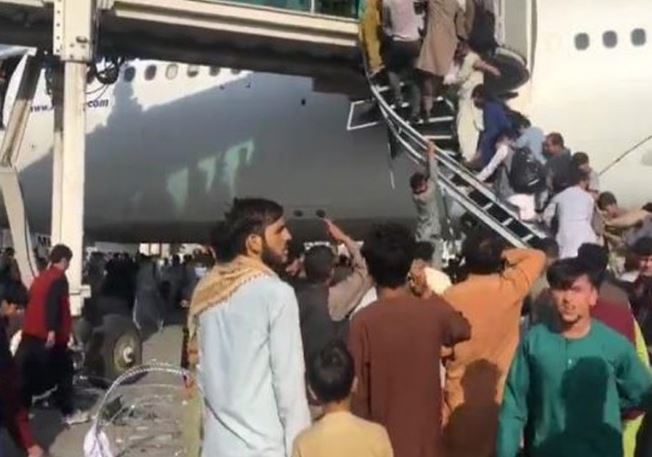 Afganistan’dan dehşete düşüren görüntüler! İnsanlar uçaklardan yere çakıldı