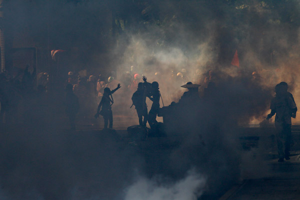 Venezuela'da bir gösterici diri diri yandı