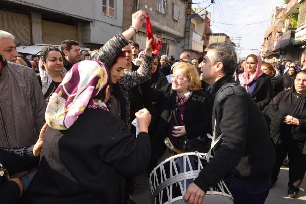 Cenazesini davul çalarak toprağa verdiler
