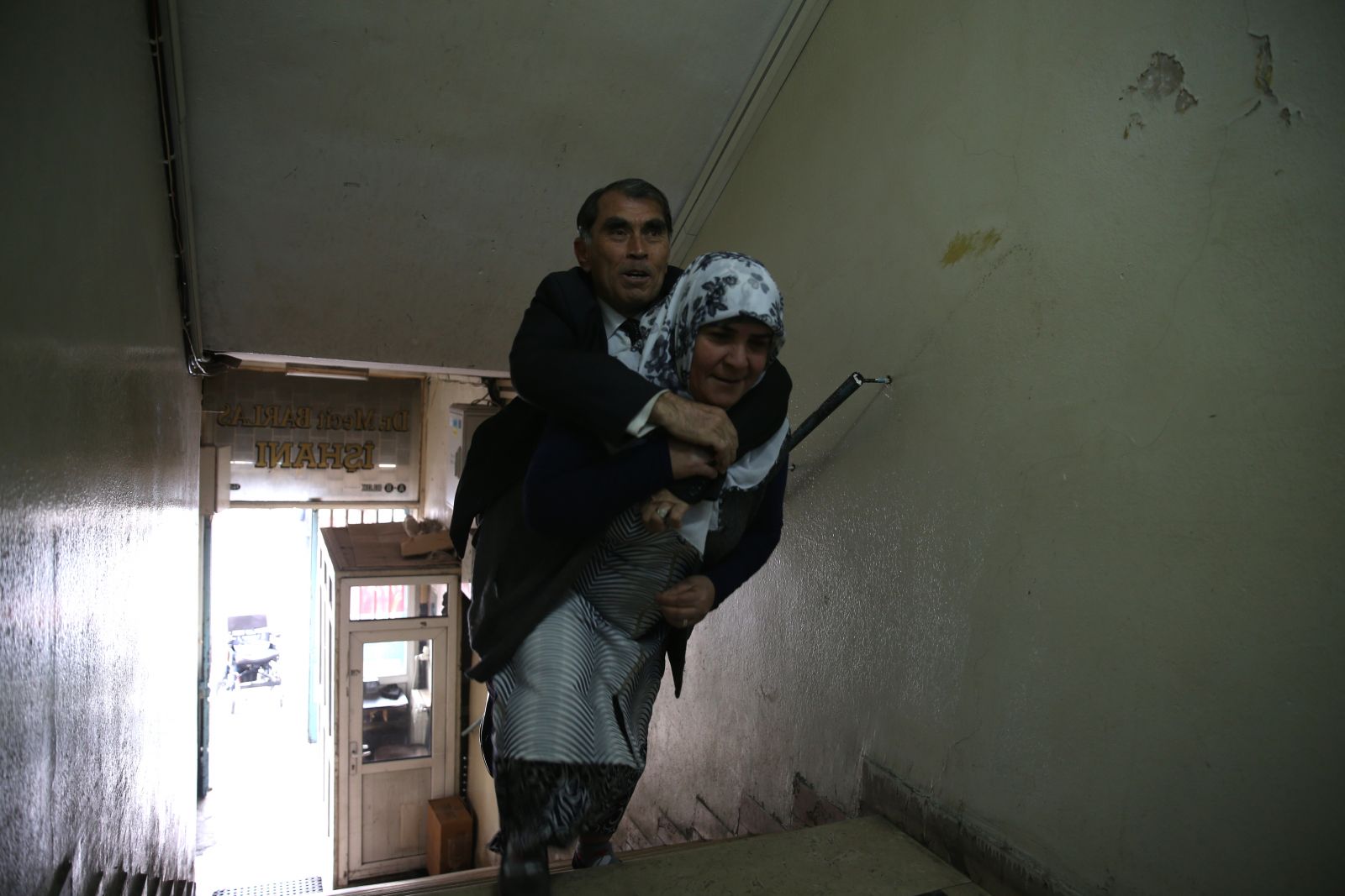 Engelli eşini hem 'Gönlünde' hem de 'Sırtında' taşıyor