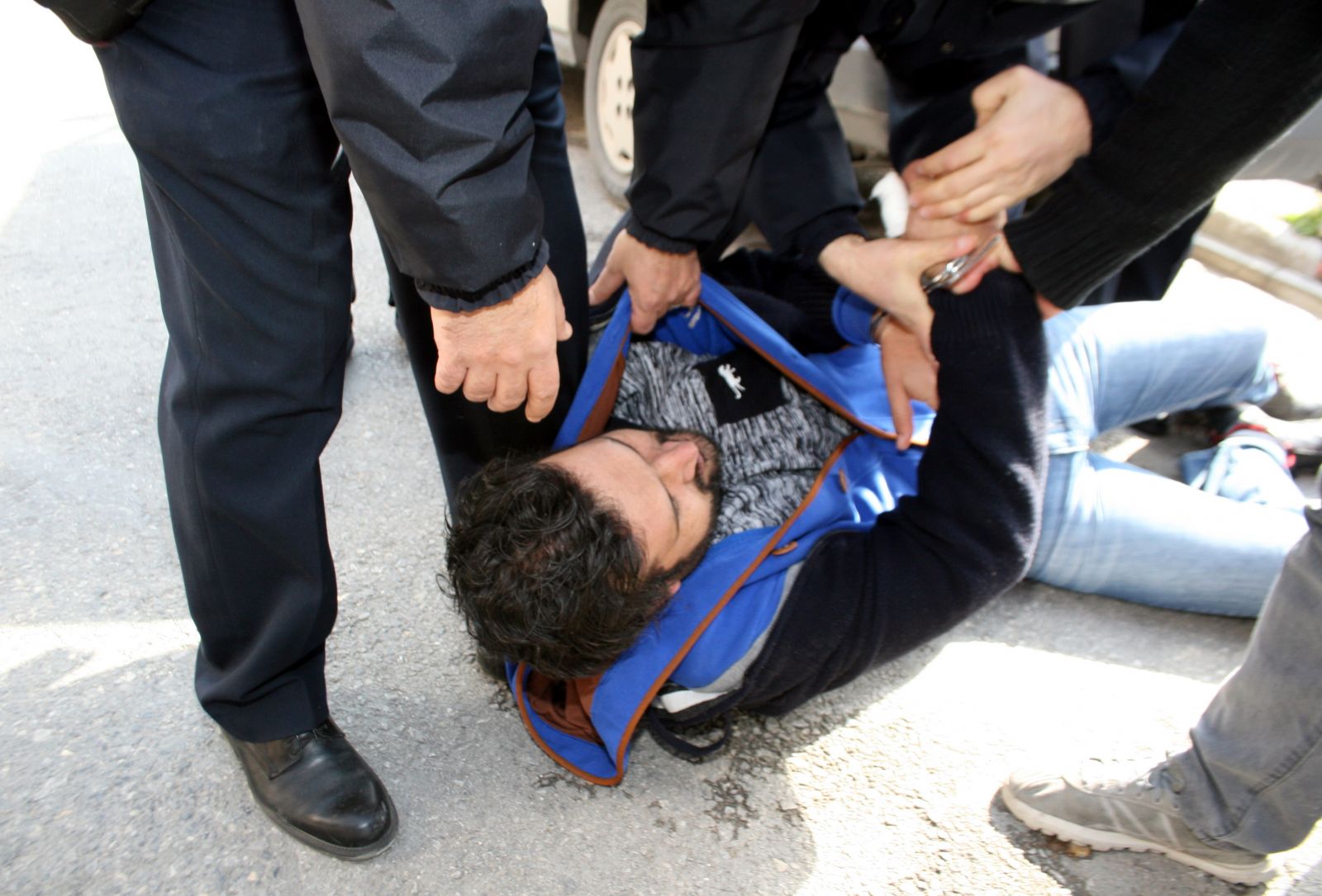 Polisin elinden kaçan cezaevi firarisi adliyeyi birbirine kattı