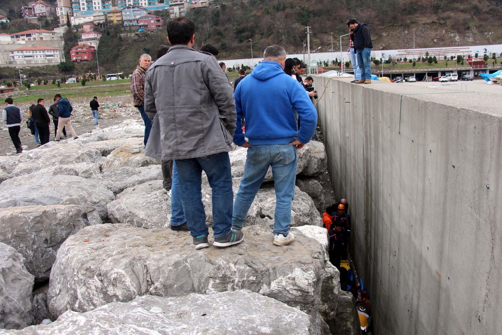 19 yaşındaki genç kız kayaya atlamak isterken 5 metre aşağıya düştü
