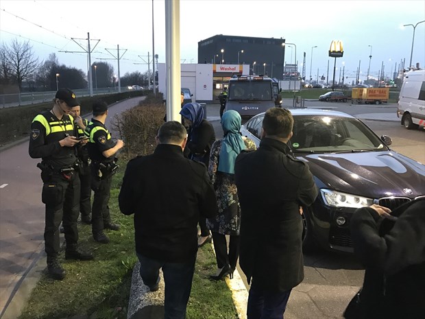 Hollanda'da, AA ve TRT aracına polis engeli