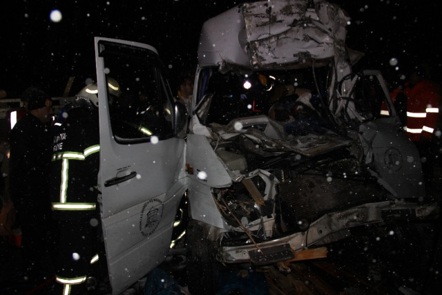 Kütahya'da 6 otomobil birbirine girdi: 2 ölü, 18 yaralı