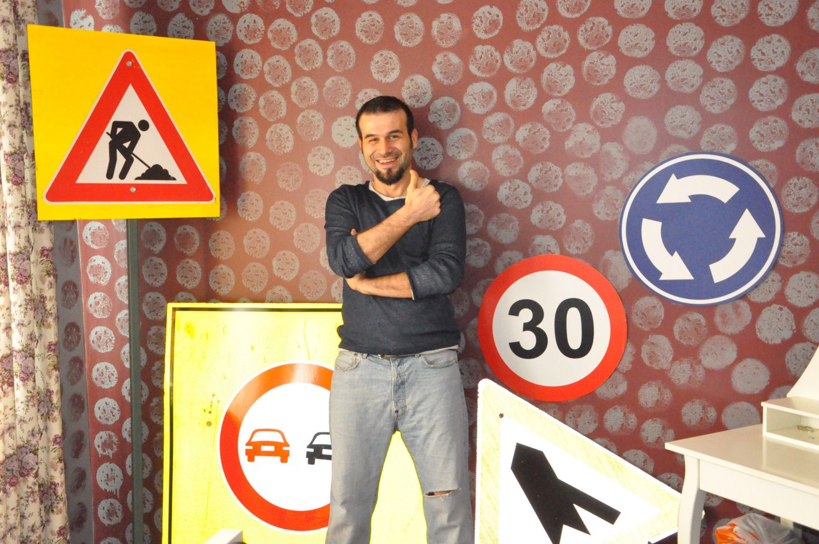 Otostopla arabasına aldığı dolandırıcıları ifşa ediyor