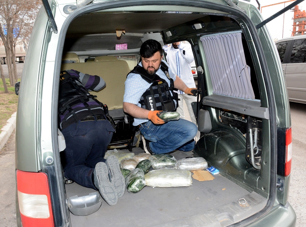 Önce araçla sonra yaya kaçtı: 30 kilo esrarla yakalandı