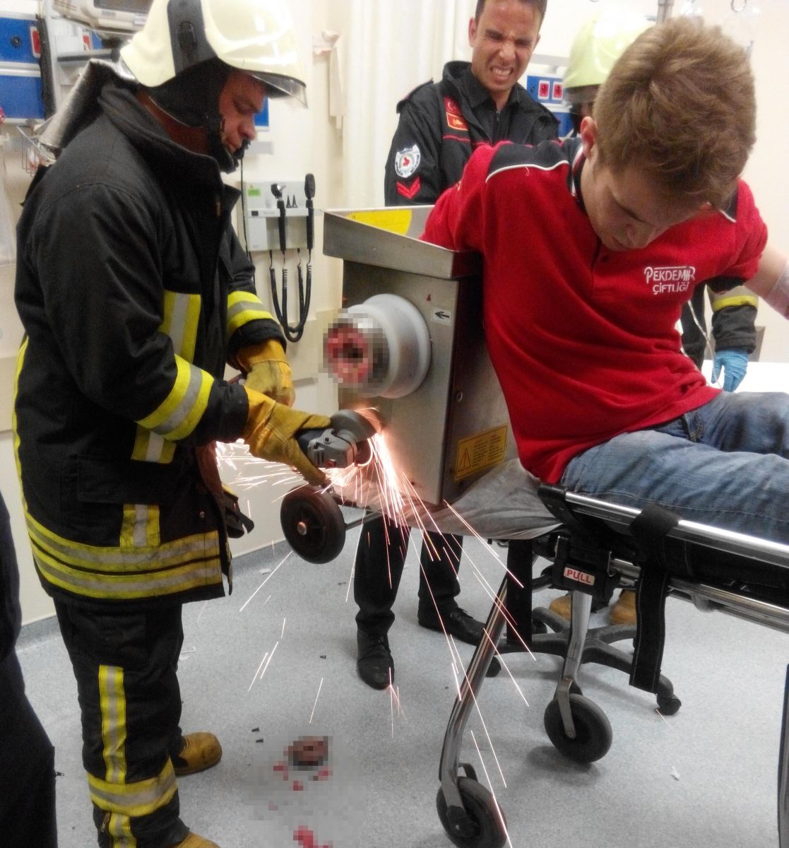 Elini kaptırdığı kıyma makinesi ile hastaneye getirildi