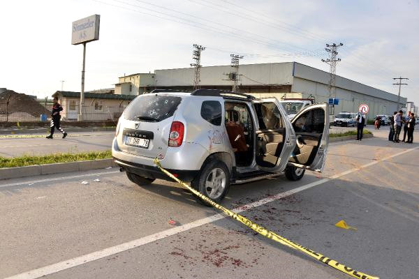 Çoluk çocuk dinlemeden otomobildekileri kalaşnikofla taradılar: 1 ölü, 2 yaralı