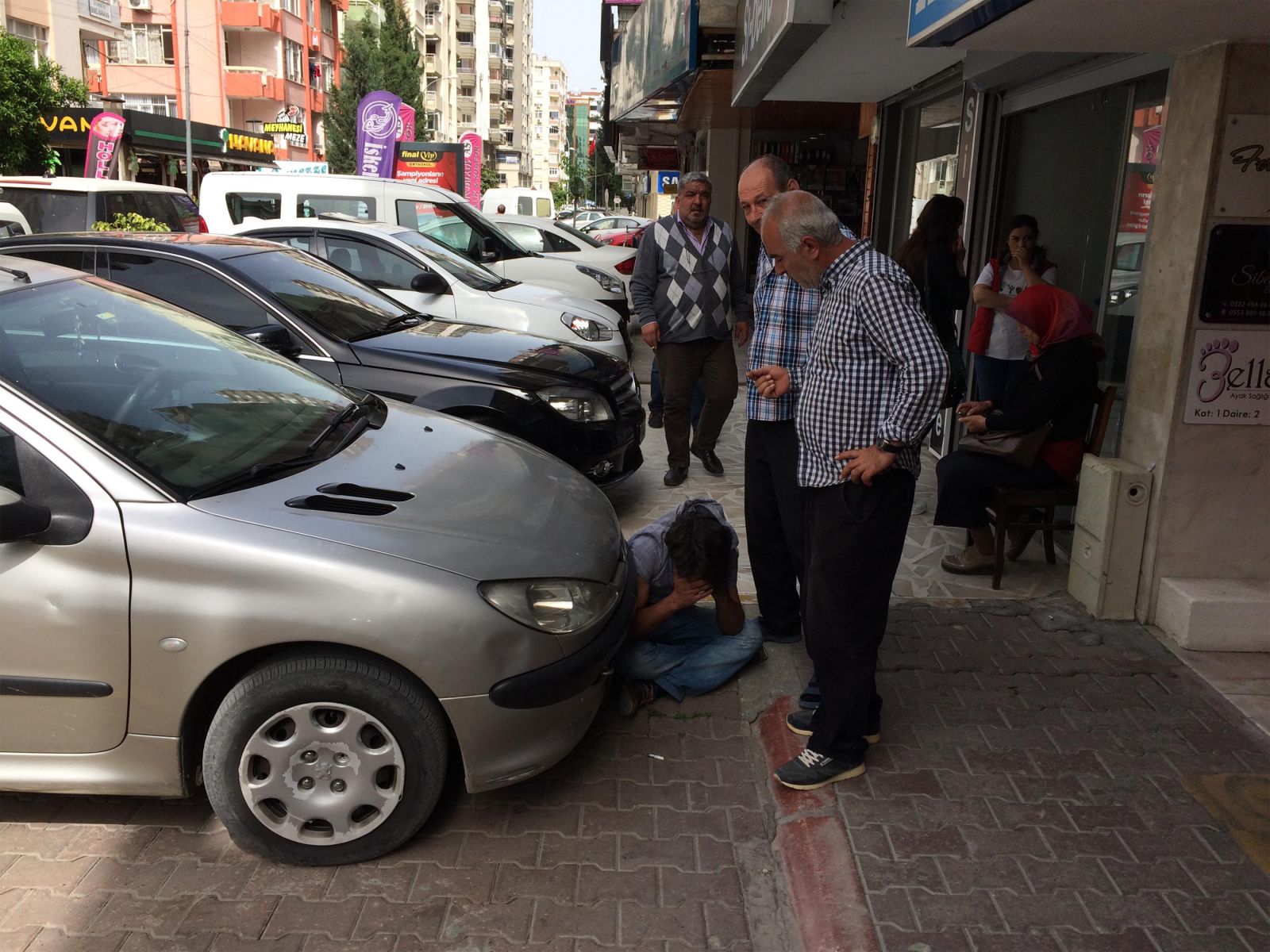 Apartmanda yakaladıkları hırsızı dövüp polise teslim ettiler