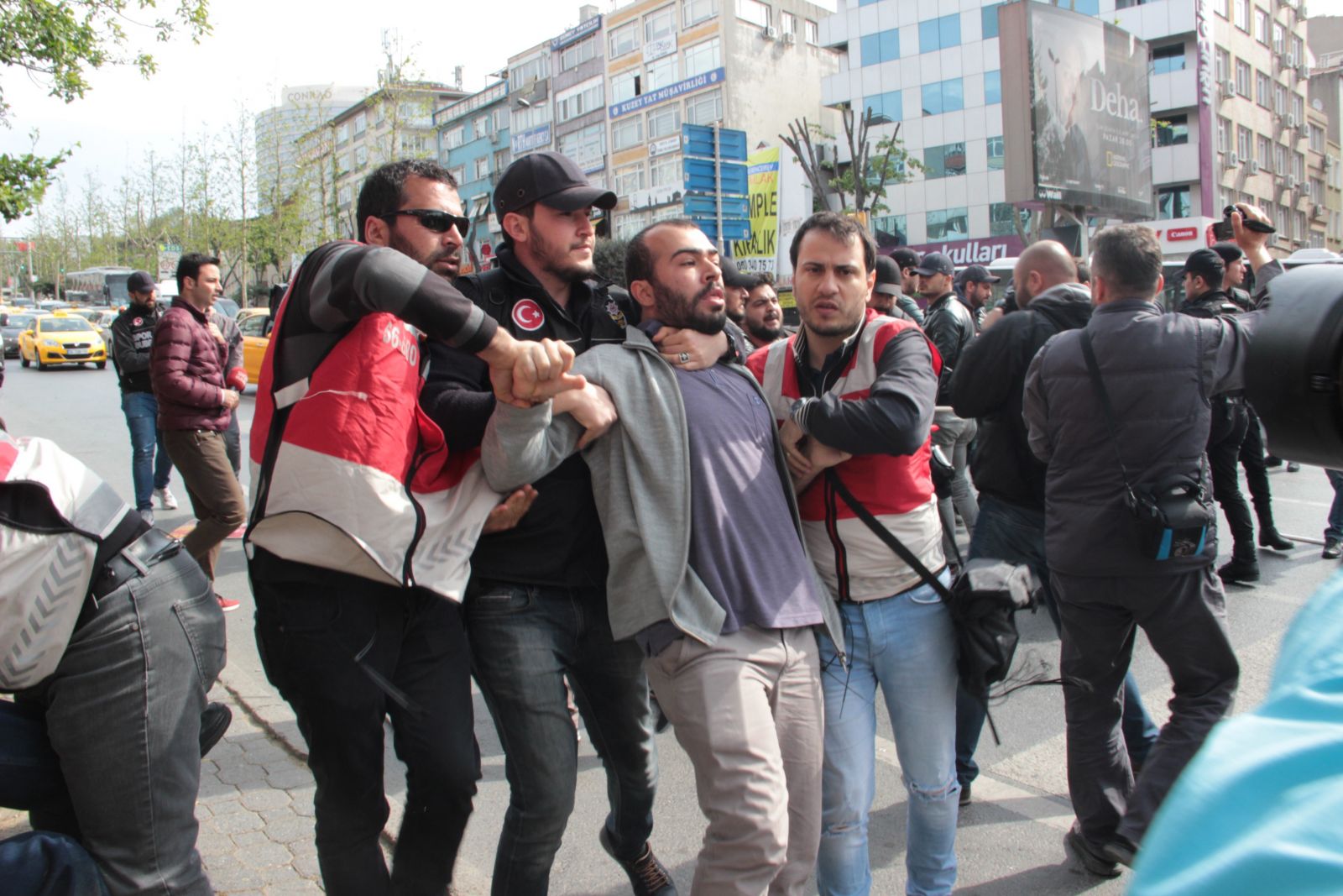 Beşiktaş'tan Taksim'e yürümek isteyen gruba müdahale