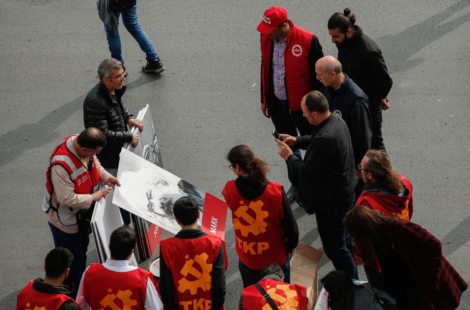 Polisler tek tek fotoğrafını çekti