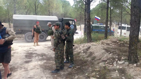 Rus askerleri YPG'li teröristlerin mevzilerinden Türkiye'yi gözetliyor