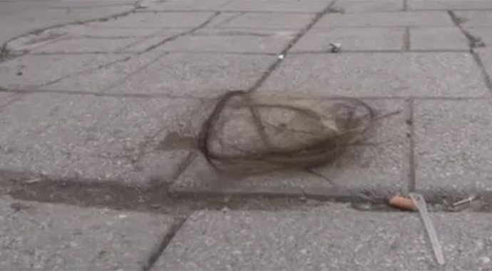 Sokakta iki kadını döverek tanınmaz hale getirdi