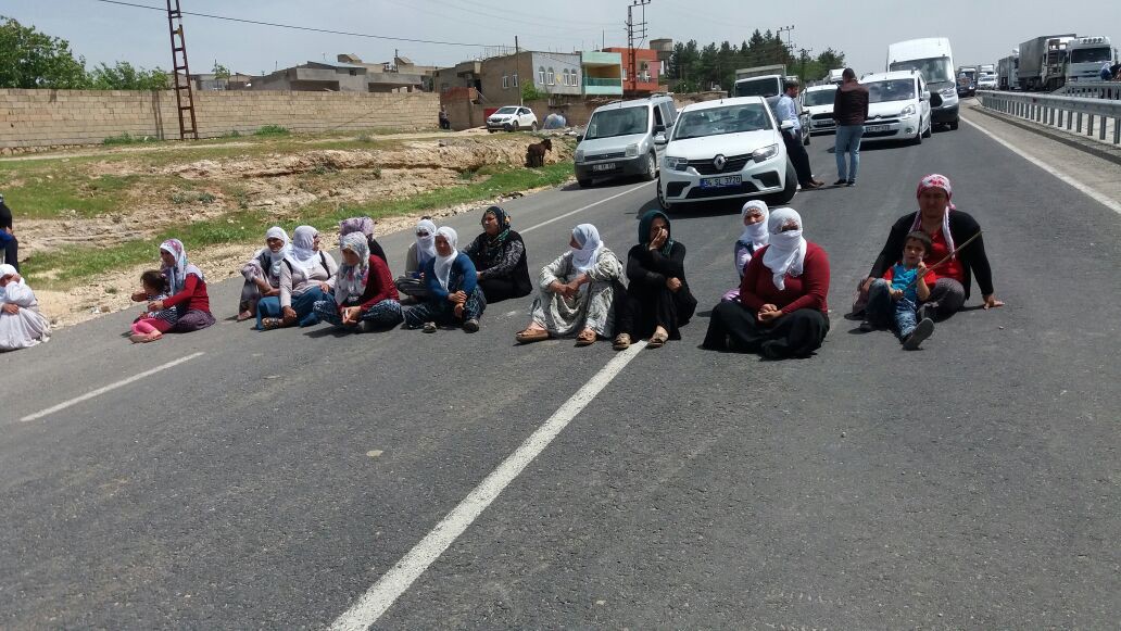 Diyarbakır'da kamyon çocuğa çarptı, köylüler yolu kapattı