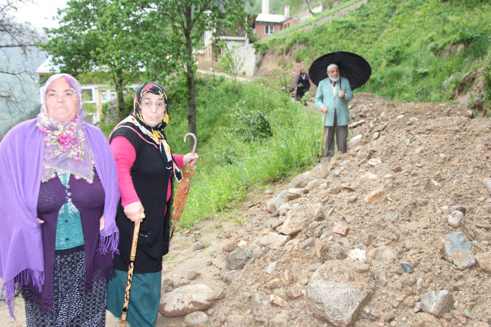 Bir inat uğruna mahalle yolunu ulaşıma kapattı!