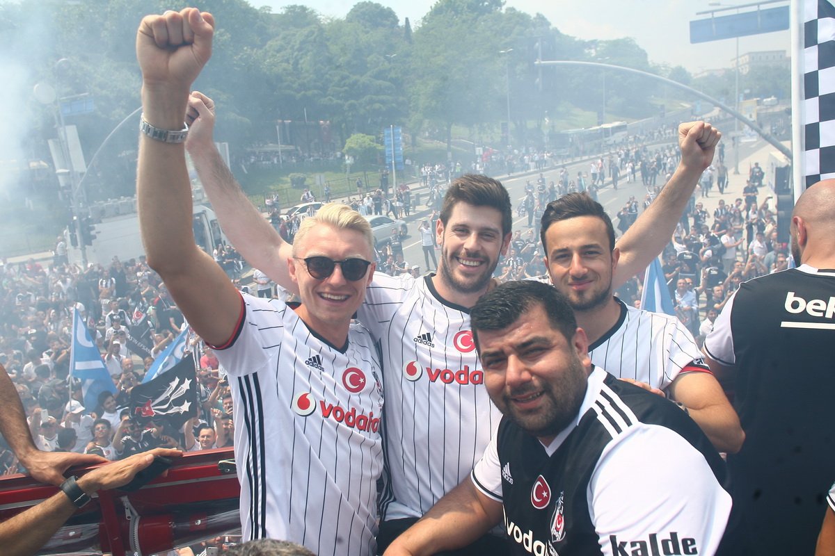 Beşiktaş Park'ta meşaleli kutlama