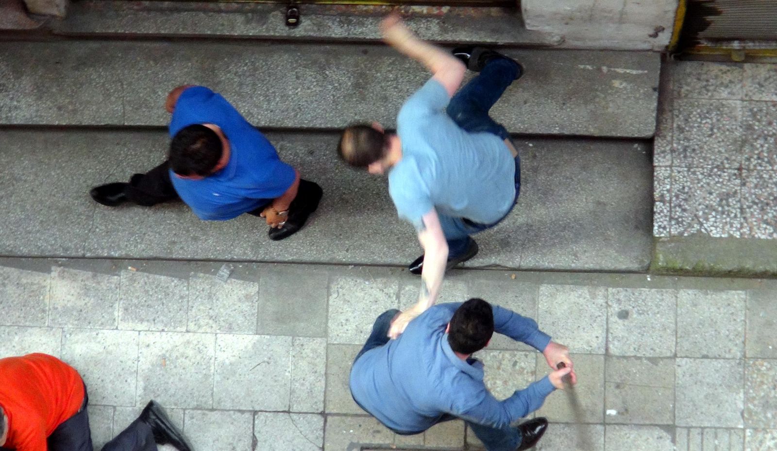 Zonguldak'ta iki esnaf sopayla birbirine daldı!