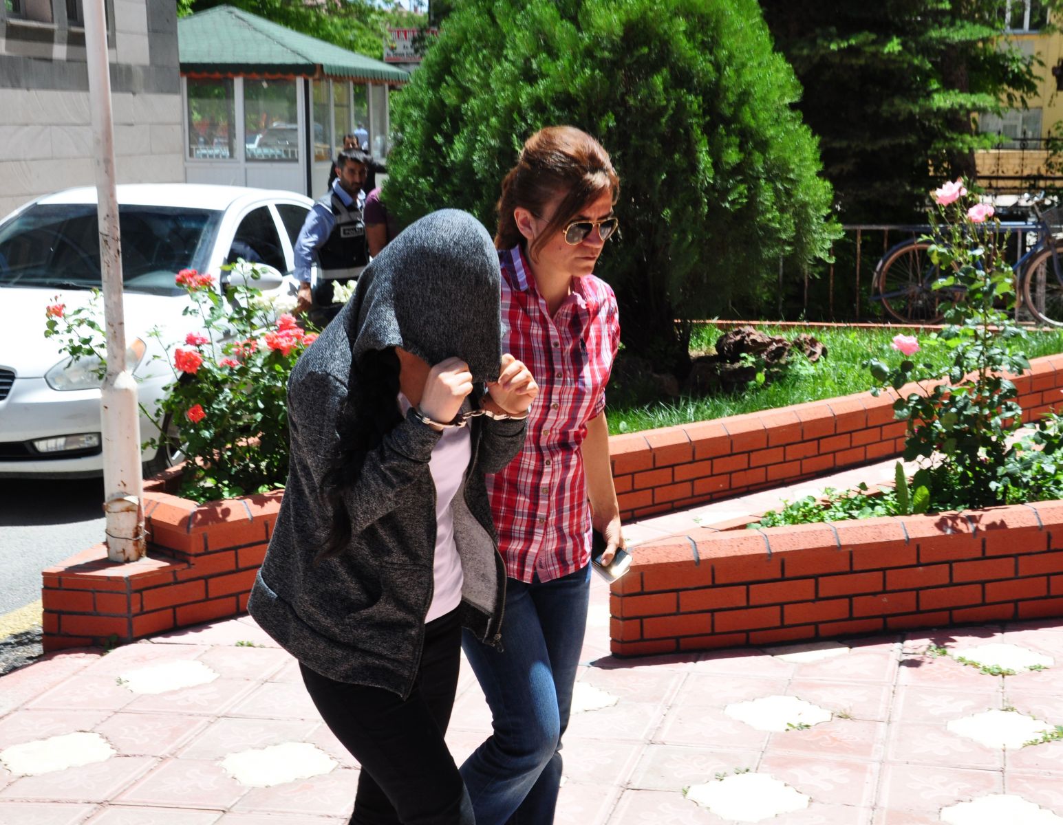 Bir haftalık kızını öldürüp, araziye gömdü