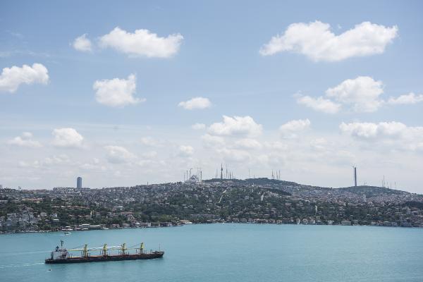 İstanbul Boğazı turkuaza boyandı