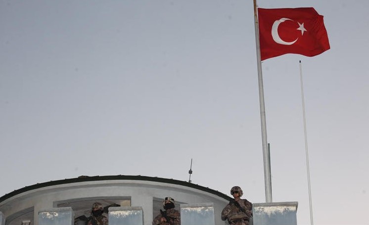 Hakkari'de özel harekat polisleri eller tetikte oruç açıyor