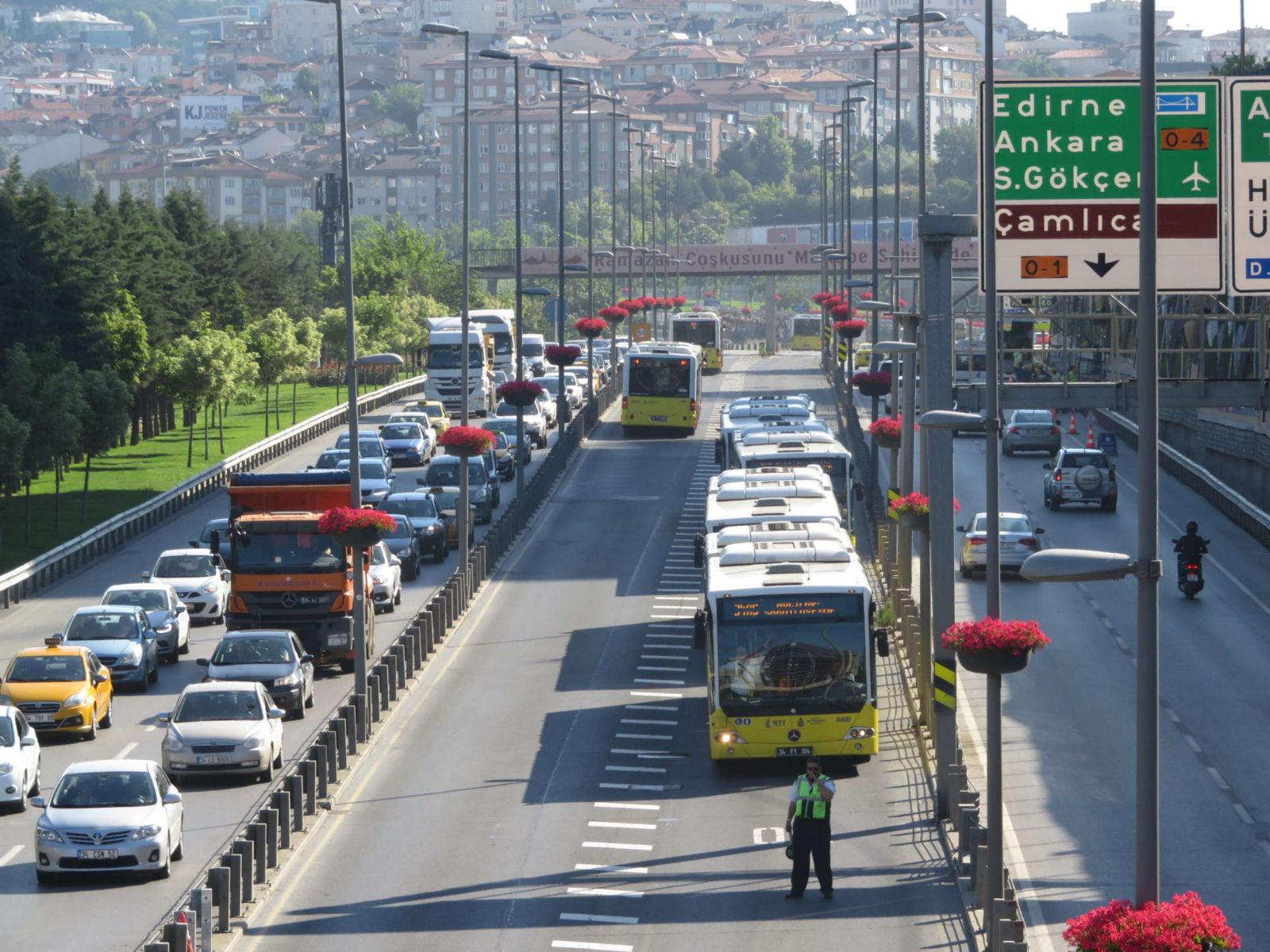 Fikirtepe'de metrobüs yoluna otomobil girdi