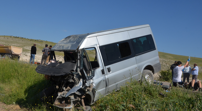 Ankara'da öğrenci servisi tırla çarpıştı: 3 ölü, 7 yaralı