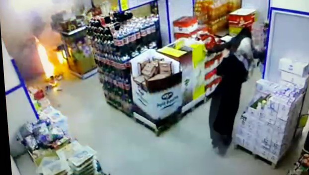 Mersin'de bir grup terörist müşteri dolu markete bomba attı!