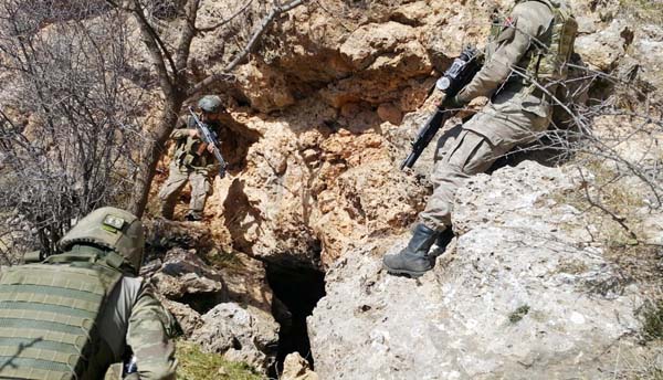 Şırnak'ta 14 terörist mağarası ve barınak imha edildi