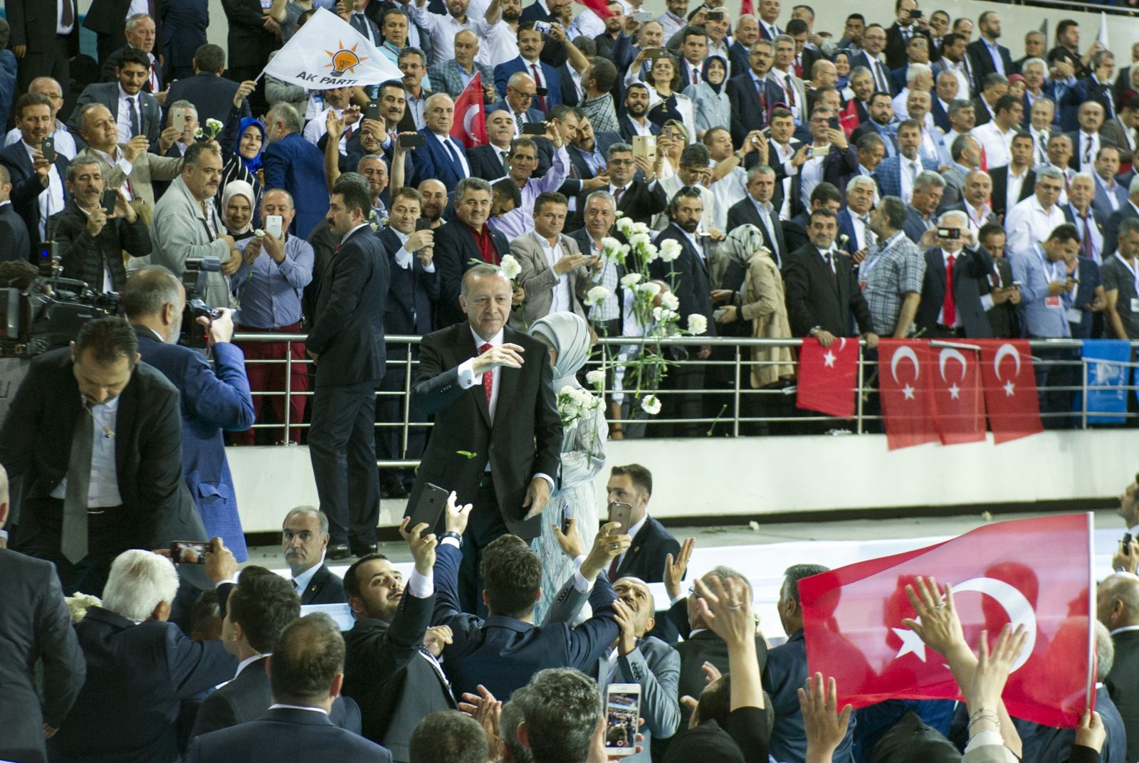 AK Parti seçim beyannamesini açıkladı