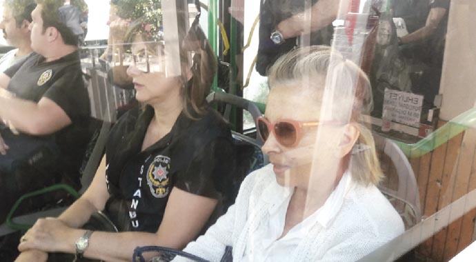Halk otobüsünde bir basın patroniçesi